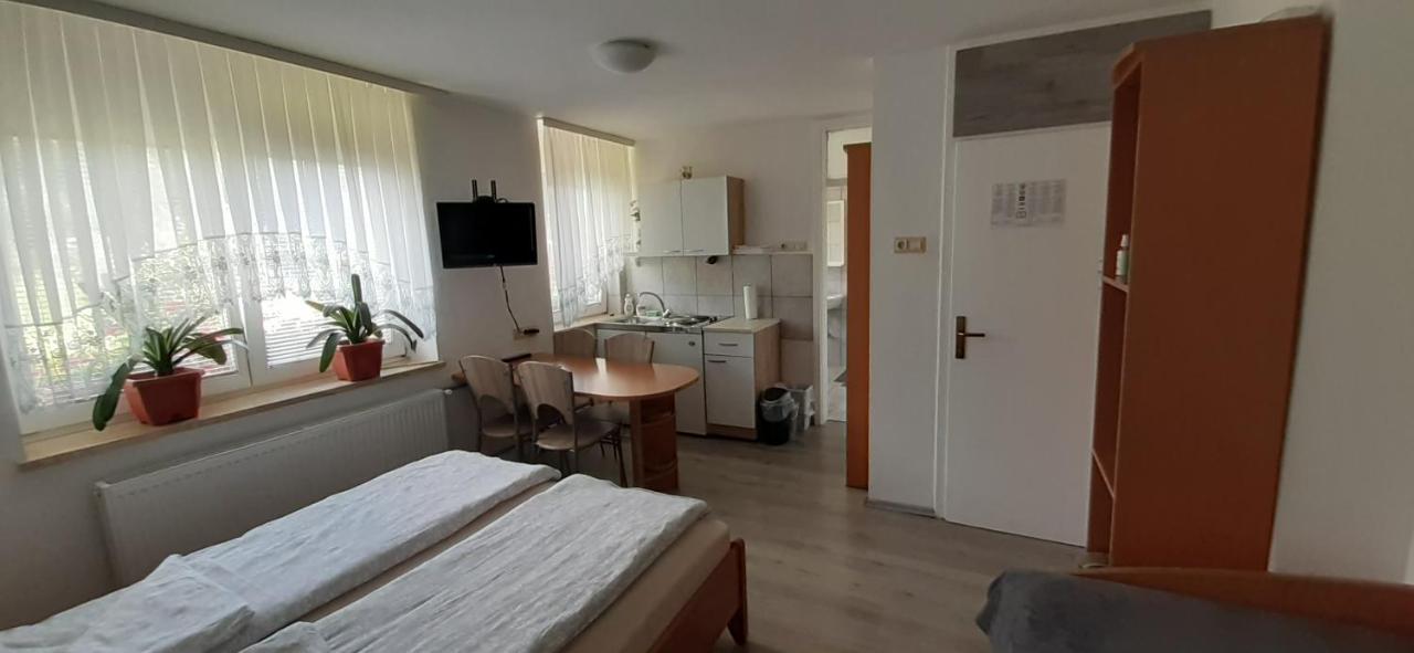 Apartmaji Mojca Guest House Križe Екстериор снимка