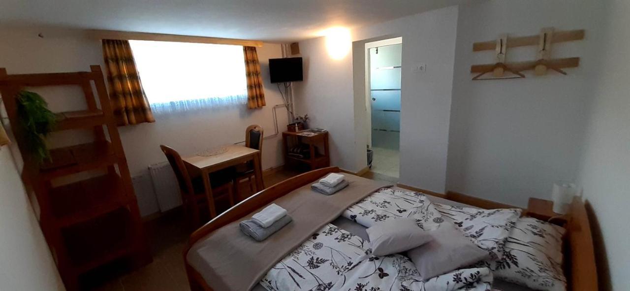 Apartmaji Mojca Guest House Križe Екстериор снимка