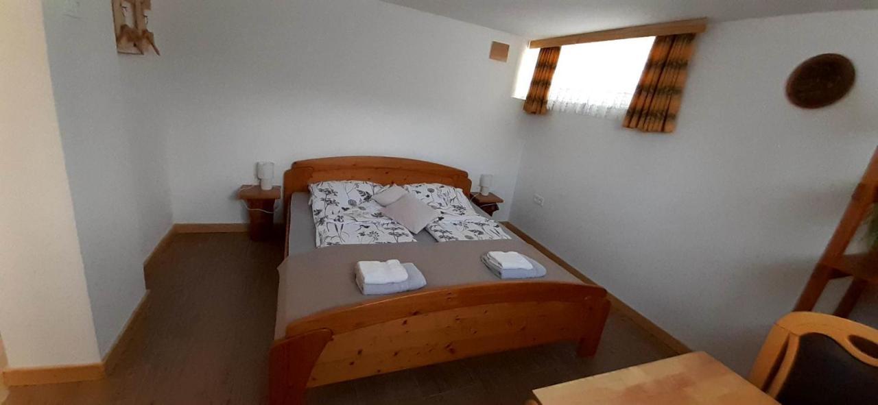 Apartmaji Mojca Guest House Križe Екстериор снимка