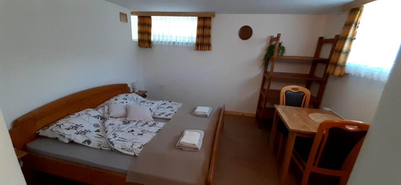 Apartmaji Mojca Guest House Križe Екстериор снимка